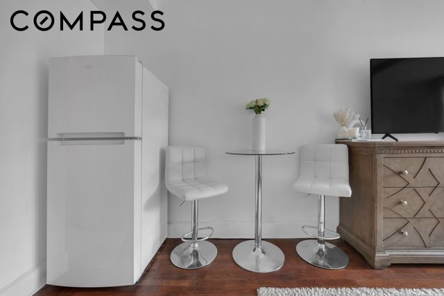 320 E 42nd St Apt 1407, New York City, NY 10017