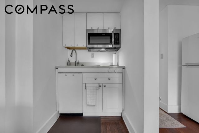 320 E 42nd St Apt 1407, New York City, NY 10017