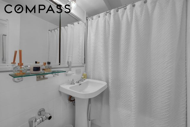 320 E 42nd St Apt 1407, New York City, NY 10017