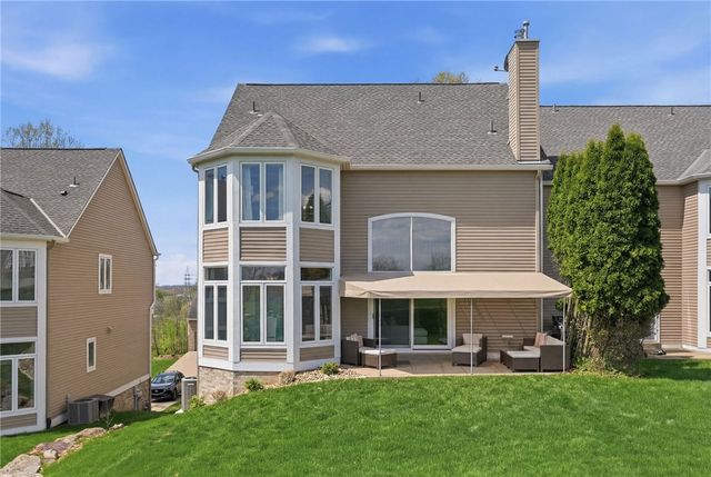 215 Cypress Knoll Dr, Ohio Twp, PA 15143