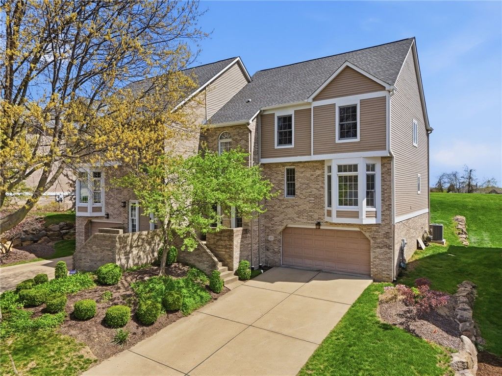 215 Cypress Knoll Dr, Ohio Twp, PA 15143
