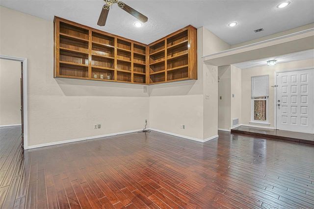 2304 NE 9th St, Lawton, OK 73507