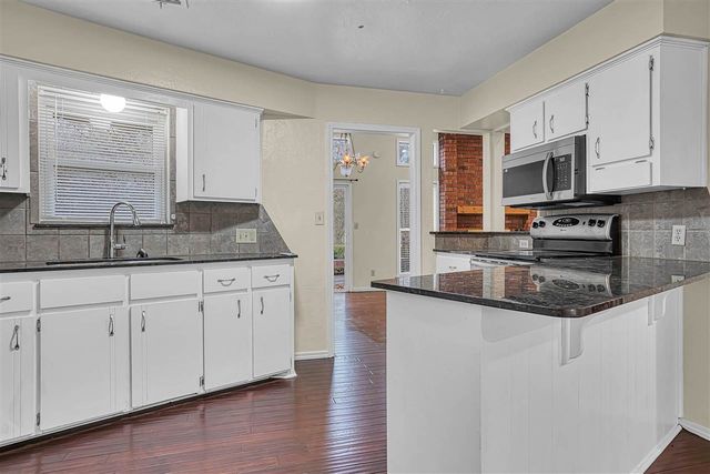 2304 NE 9th St, Lawton, OK 73507