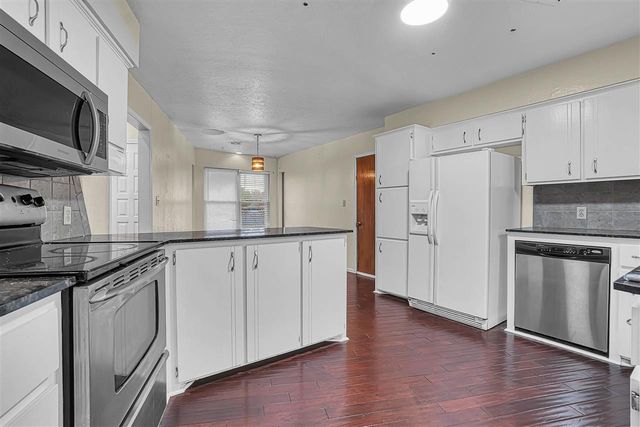 2304 NE 9th St, Lawton, OK 73507