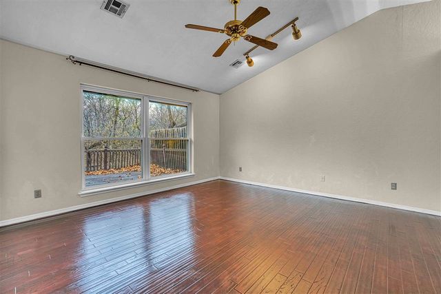 2304 NE 9th St, Lawton, OK 73507