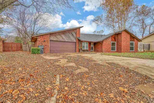 2304 NE 9th St, Lawton, OK 73507