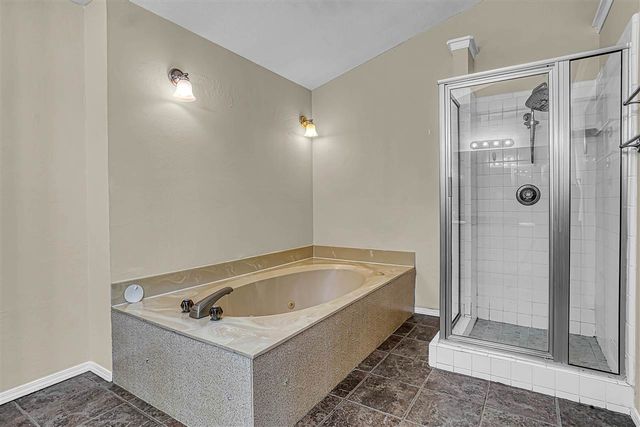 2304 NE 9th St, Lawton, OK 73507