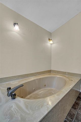 2304 NE 9th St, Lawton, OK 73507