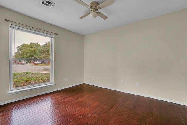 2304 NE 9th St, Lawton, OK 73507