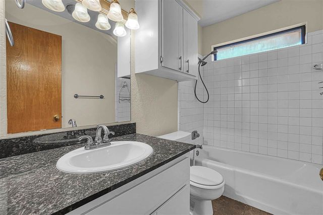 2304 NE 9th St, Lawton, OK 73507