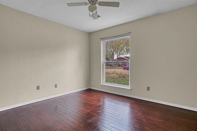 2304 NE 9th St, Lawton, OK 73507