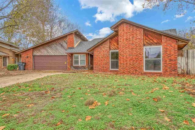 2304 NE 9th St, Lawton, OK 73507