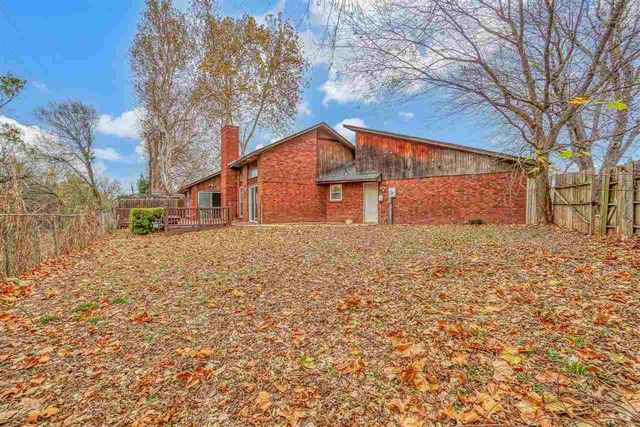 2304 NE 9th St, Lawton, OK 73507