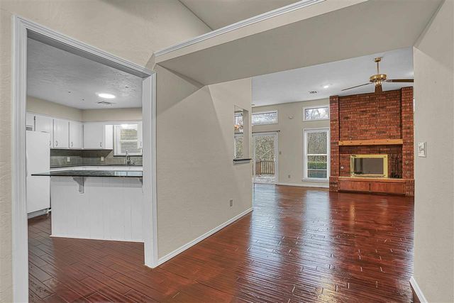 2304 NE 9th St, Lawton, OK 73507