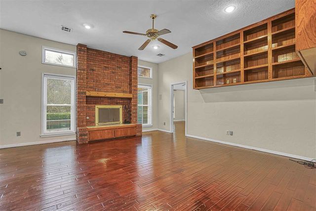 2304 NE 9th St, Lawton, OK 73507