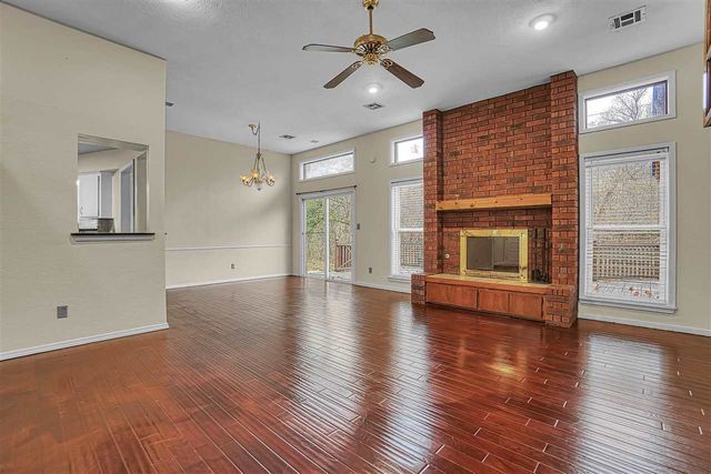 2304 NE 9th St, Lawton, OK 73507