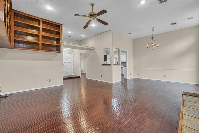 2304 NE 9th St, Lawton, OK 73507