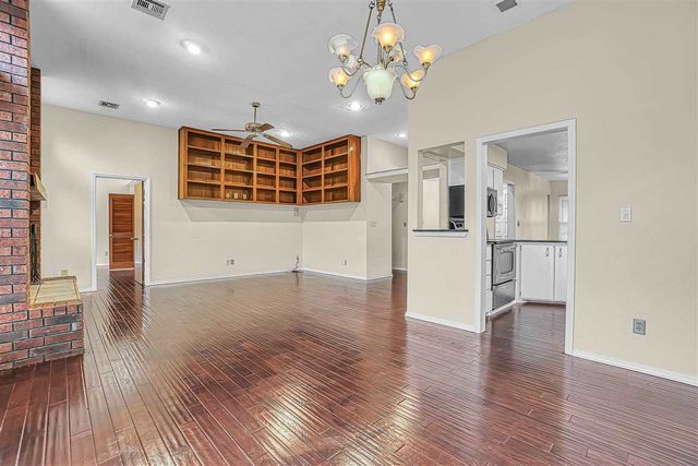 2304 NE 9th St, Lawton, OK 73507