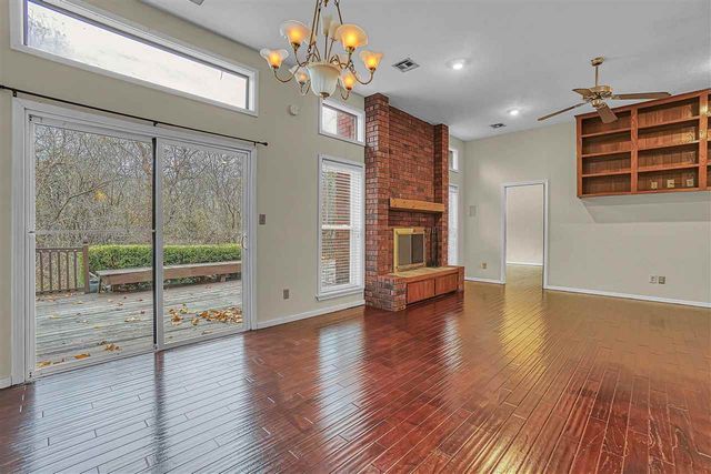 2304 NE 9th St, Lawton, OK 73507