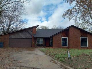 2304 NE 9th St, Lawton, OK 73507