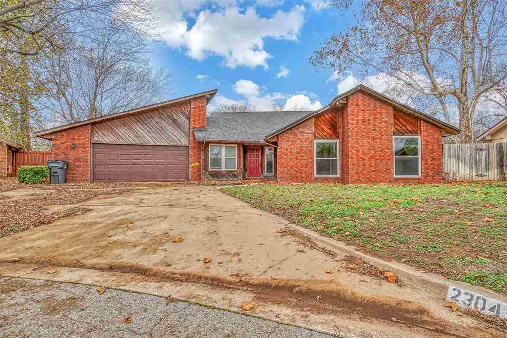 2304 NE 9th St, Lawton, OK 73507