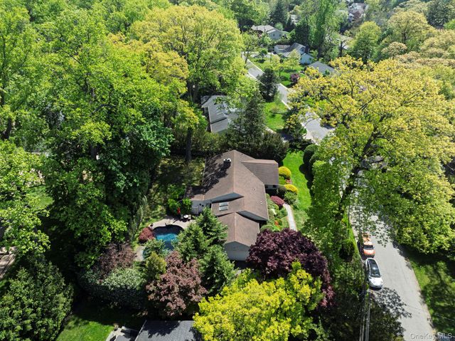 5 The Hemlocks, Roslyn Estates, NY 11577