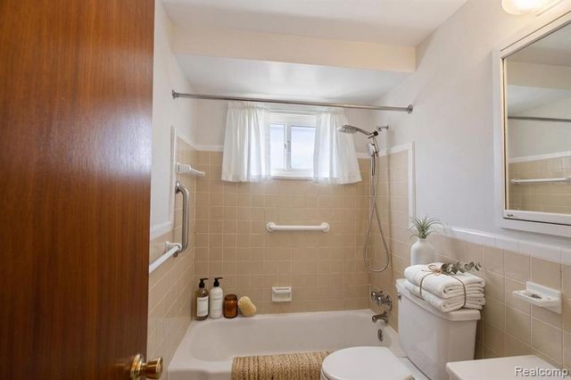 4558 Sudbury Drive, Warren, MI 48092