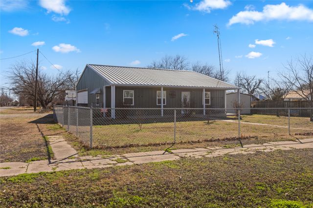 702 Main Street, Windom, TX 75492