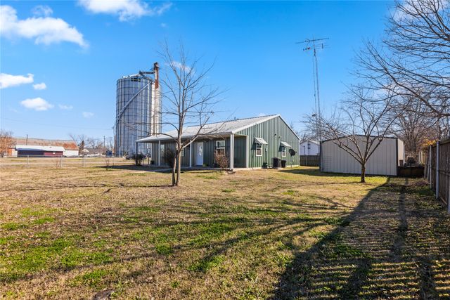 702 Main Street, Windom, TX 75492