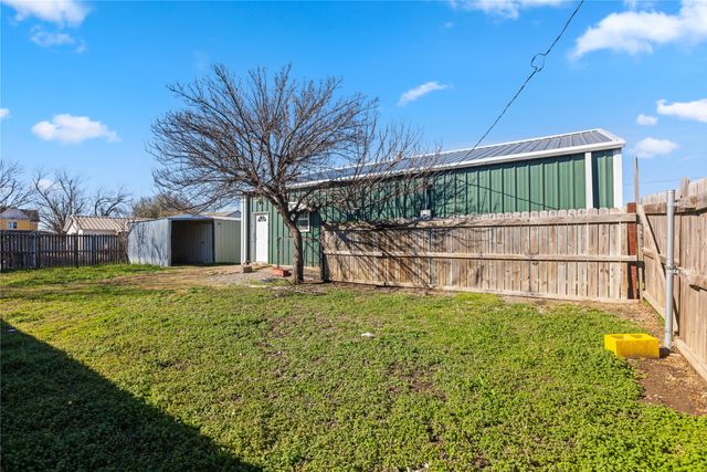 702 Main Street, Windom, TX 75492