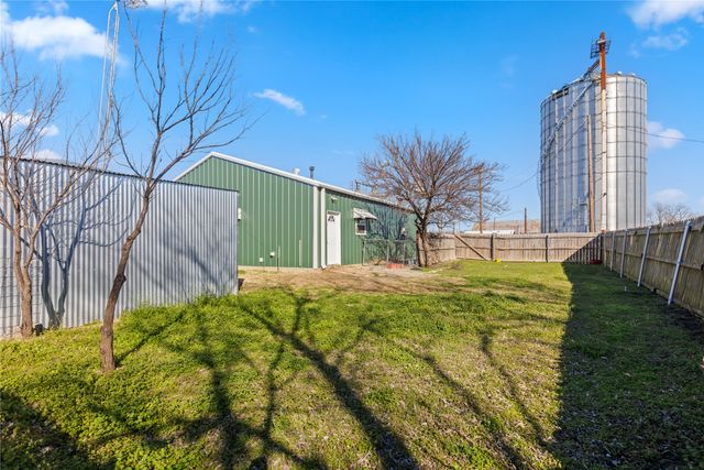 702 Main Street, Windom, TX 75492