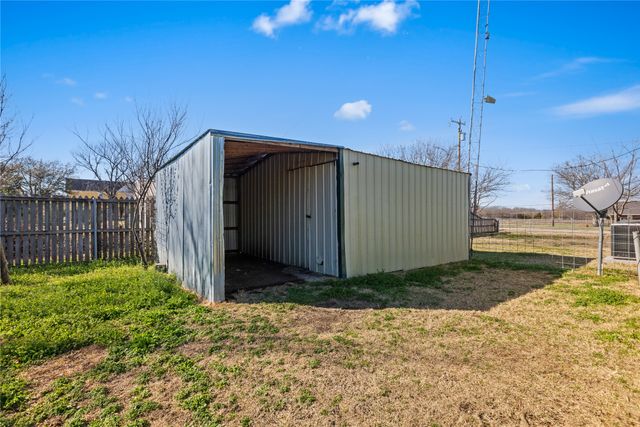 702 Main Street, Windom, TX 75492