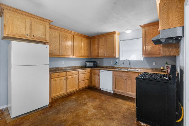 702 Main Street, Windom, TX 75492