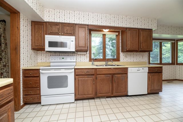 6124 Old Log Trail, Kalamazoo, MI 49009