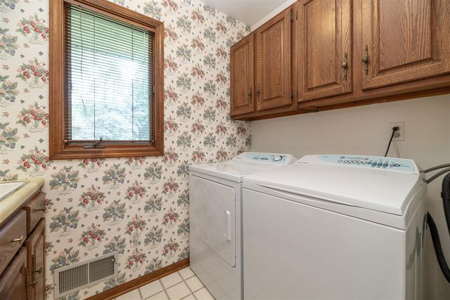 6124 Old Log Trail, Kalamazoo, MI 49009
