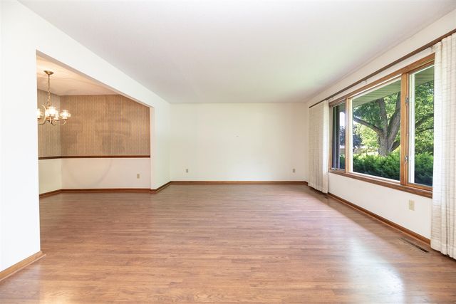 6124 Old Log Trail, Kalamazoo, MI 49009