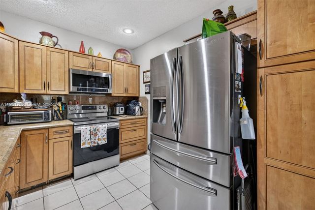 6008 N Golden Beauty Ln, Tamarac, FL 33321