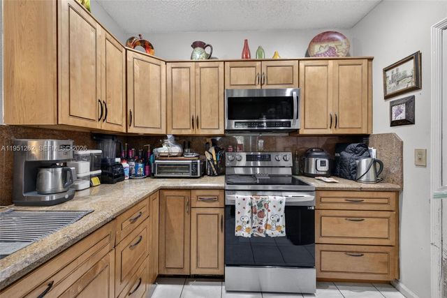 6008 N Golden Beauty Ln, Tamarac, FL 33321