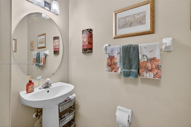 6008 N Golden Beauty Ln, Tamarac, FL 33321