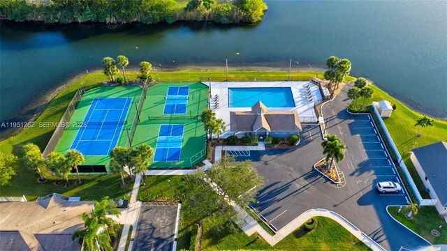 6008 N Golden Beauty Ln, Tamarac, FL 33321