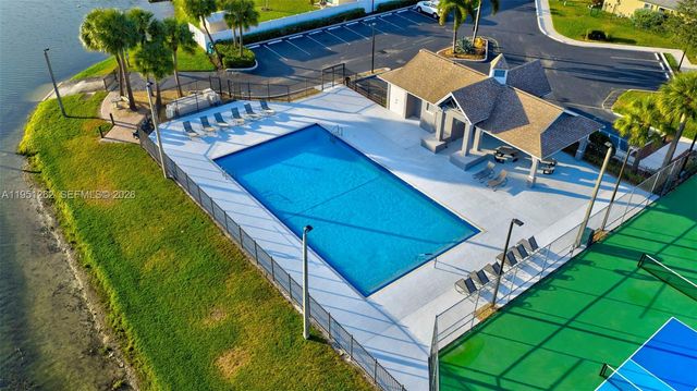 6008 N Golden Beauty Ln, Tamarac, FL 33321