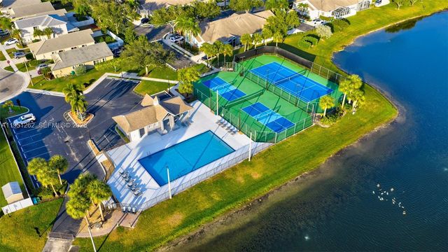 6008 N Golden Beauty Ln, Tamarac, FL 33321