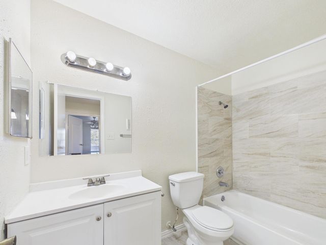 9700 Leawood Boulevard 322, Houston, TX 77099