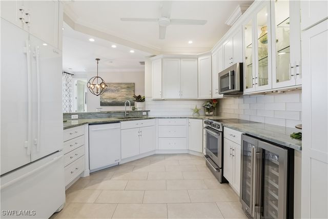 1600 Clermont DR J-302, Naples, FL 34109