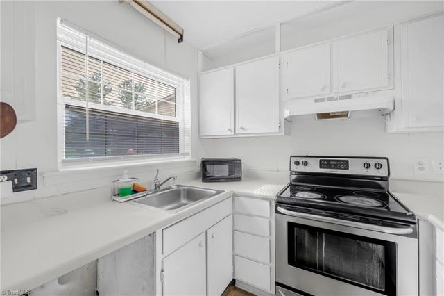 2235 Shadow Valley Road E, High Point, NC 27265