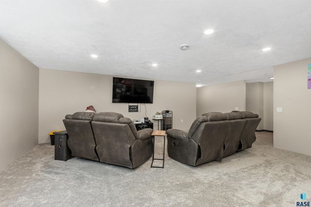 416 Bunyan Dr, Harrisburg, SD 57032
