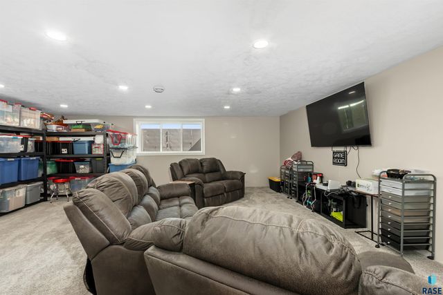 416 Bunyan Dr, Harrisburg, SD 57032