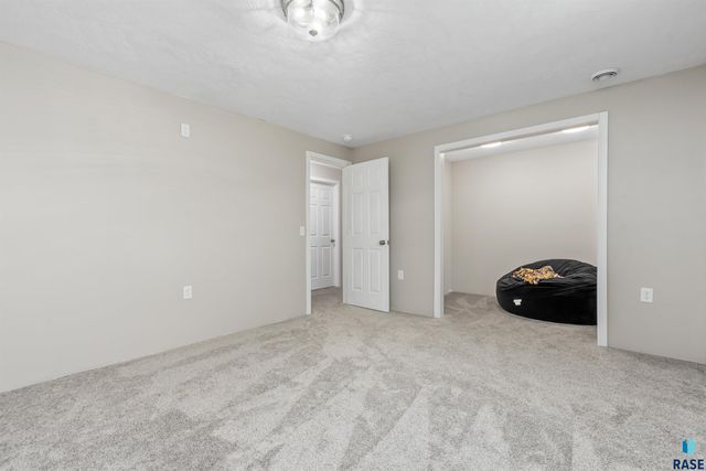416 Bunyan Dr, Harrisburg, SD 57032