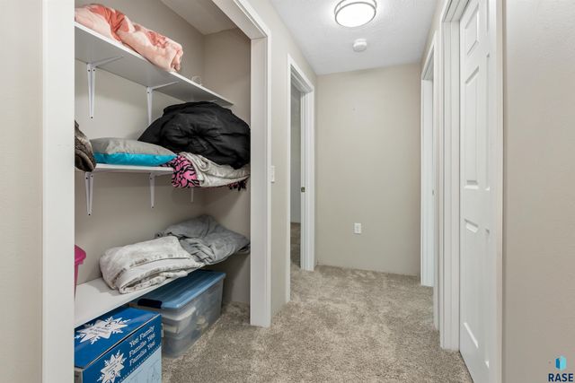 416 Bunyan Dr, Harrisburg, SD 57032