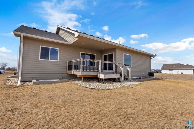 416 Bunyan Dr, Harrisburg, SD 57032